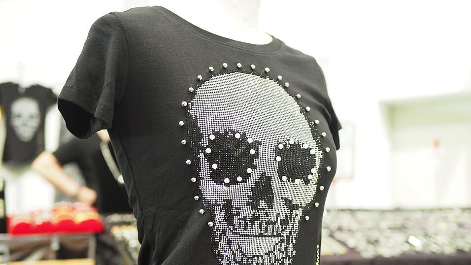 Rund 40 Aussteller und etwa 90 Tattoo-Künstler sind auf der Tattoo Convention in Straubing vertreten. Rund 40 Aussteller und etwa 90 Tattoo-Künstler sind auf der Tattoo Convention in Straubing vertreten.