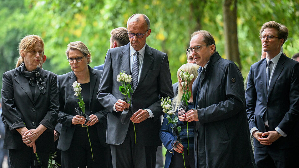 Bundeskanzler Friedrich Merz (M, CDU), Alexander Dobrindt (2.v.r, CSU), Bundesinnenminister, Stefanie Hubig (2.v.l, SPD), Bundesministerin der Justiz und für Verbraucherschutz, und Karin Prien (l, CDU), Bundesministerin für Bildung, Familie, Senioren, Frauen und Jugend, tragen Blumen, als sie den Tiergarten besuchen, nachdem in der Nähe beim Christopher Street Day am Vortag ein Auto am Rande der Großveranstaltung in eine Menschenmenge gefahren war. Bundeskanzler Friedrich Merz (M, CDU), Alexander Dobrindt (2.v.r, CSU), Bundesinnenminister, Stefanie Hubig (2.v.l, SPD), Bundesministerin der Justiz und für Verbraucherschutz, und Karin Prien (l, CDU), Bundesministerin für Bildung, Familie, Senioren, Frauen und Jugend, tragen Blumen, als sie den Tiergarten besuchen, nachdem in der Nähe beim Christopher Street Day am Vortag ein Auto am Rande der Großveranstaltung in eine Menschenmenge gefahren war.