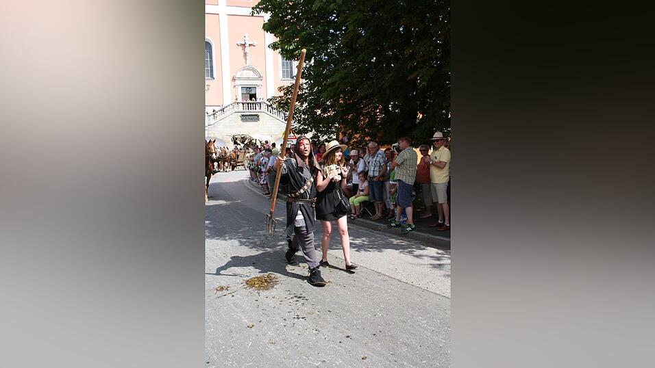 Die schönsten Augenblicke des historischen Drachenstich-Festzuges 2016. Die schönsten Augenblicke des historischen Drachenstich-Festzuges 2016.