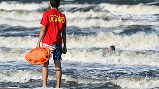 Bundesweit sind im vergangenen Jahr 393 Menschen bei Badeunf&auml;llen gestorben - 18 weniger als ein Jahr zuvor. (Symbolbild)