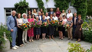 Landrat Werner Bumeder (links) gratulierte den Dienstjubilaren und verabschiedete die Ruhest&auml;ndler. Dank und Anerkennung gab es auch von Personalratsvorsitzender Heidi Strebl (rechts) und Gesch&auml;ftsleiter Markus Allmannshofer (2. v. r.) und den jeweiligen Vorgesetzten.