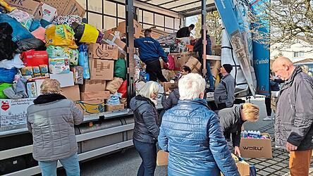 Zahlreiche ehrenamtliche Helfer packen mit an.
