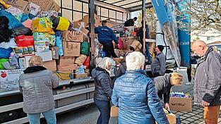 Zahlreiche ehrenamtliche Helfer packen mit an. Zahlreiche ehrenamtliche Helfer packen mit an.
