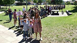Gleich zu Beginn zogen die Kinder feierlich vom alten Sportplatz zum Festplatzgelände.
