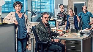 Normalerweise mimt Daniel Gawlowski (sitzend, Foto links) den Kommissar. Für Aktenzeichen XY wechselte er die Seiten. Normalerweise mimt Daniel Gawlowski (sitzend, Foto links) den Kommissar. Für Aktenzeichen XY wechselte er die Seiten.