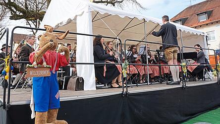 Die Stadtkapelle W&ouml;rth spielt beim Fr&uuml;hschoppen auf der B&uuml;hne auf. (Archivfoto)