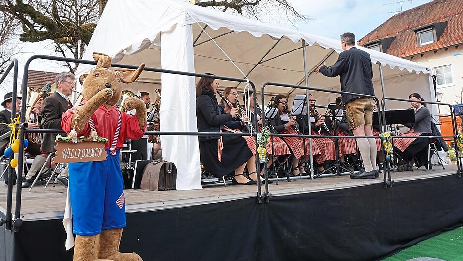 Die Stadtkapelle W&ouml;rth spielt beim Fr&uuml;hschoppen auf der B&uuml;hne auf. (Archivfoto)