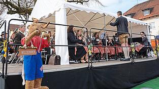 Die Stadtkapelle W&ouml;rth spielt beim Fr&uuml;hschoppen auf der B&uuml;hne auf. (Archivfoto)