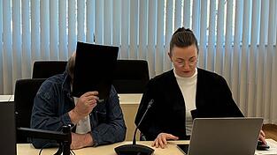 Über Jahre soll der Angeklagte unter anderem seine Stieftochter sexuell missbraucht haben. Über Jahre soll der Angeklagte unter anderem seine Stieftochter sexuell missbraucht haben.