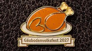 Unsere Leser haben bei der Umfrage im Internet zu einem möglichen Pin-Motiv für 2027 sogar KI generierte Bilder angefügt. Einige Vorschläge sind zu detailliert. Die Sammlerpins des Gäubodenvolksfestes bestechen ja durch ihre relative Einfachheit. Das Hendl ist am Design der bisherigen Pins relativ nahe dran. Unsere Leser haben bei der Umfrage im Internet zu einem möglichen Pin-Motiv für 2027 sogar KI generierte Bilder angefügt. Einige Vorschläge sind zu detailliert. Die Sammlerpins des Gäubodenvolksfestes bestechen ja durch ihre relative Einfachheit. Das Hendl ist am Design der bisherigen Pins relativ nahe dran.