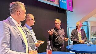 Oberbürgermeister Thomas Burger (links), Telekom-Manager Dirk Slembeck (Zweiter von rechts) und R-Kom-Geschäftsführer Alfred Rauscher (rechts) plädieren für den konsequenten Glasfaser-Ausbau bis 2032. Oberbürgermeister Thomas Burger (links), Telekom-Manager Dirk Slembeck (Zweiter von rechts) und R-Kom-Geschäftsführer Alfred Rauscher (rechts) plädieren für den konsequenten Glasfaser-Ausbau bis 2032.