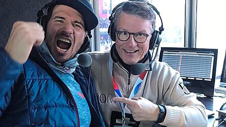 Bernd Schmelzer mit Co-Moderator Felix Neureuther in der Reporterkabine.