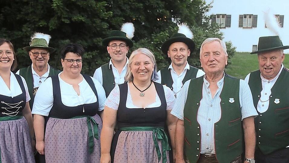 Die neue Vorstandschaft (v. l.): Georg Gruber, Birgit Schraufstetter, Johann Wegmann, Sabine Wegmann, Michael Andruet, Veronika Saler, Rafal Wienchol, Gerhard Liebl und Hermann Taggruber mit Kapellmeister Kurt M&uuml;ller.