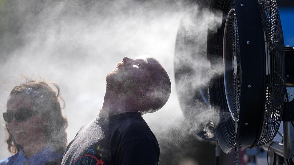 Die Beh&ouml;rden forderten die Menschen auf, sich immer wieder abzuk&uuml;hlen.