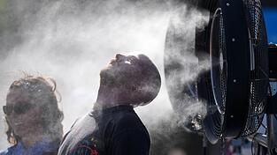 Die Behörden forderten die Menschen auf, sich immer wieder abzukühlen. Die Behörden forderten die Menschen auf, sich immer wieder abzukühlen.