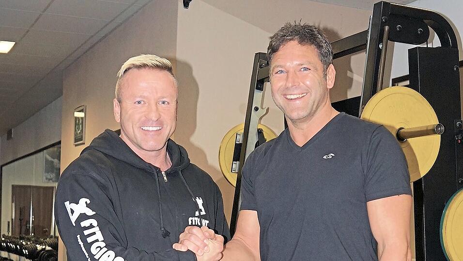 Christoph Renz, Betreiber des Blaibacher Fitnessstudios 'Fit in', gratuliert dem Kraftsportler zu seinen tollen Erfolgen (Bild rechts). Christoph Renz, Betreiber des Blaibacher Fitnessstudios 'Fit in', gratuliert dem Kraftsportler zu seinen tollen Erfolgen (Bild rechts).