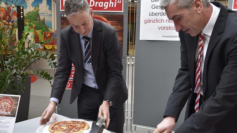 Am unsinnigen Donnerstag stellte die Sparkasse Niederbayern-Mitte ihr neues 'Geschäftsmodell' vor: Die Pizza 'Draghi' Am unsinnigen Donnerstag stellte die Sparkasse Niederbayern-Mitte ihr neues 'Geschäftsmodell' vor: Die Pizza 'Draghi'