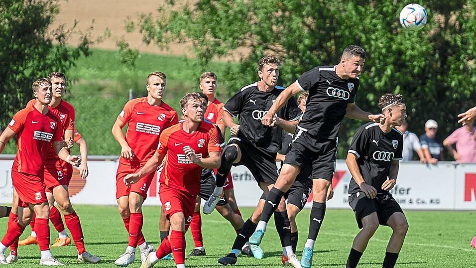 Nur interessierte Beobachter sind die versammelten Hankofener bei dieser Ingolstädter Kopfball-Chance. Nur interessierte Beobachter sind die versammelten Hankofener bei dieser Ingolstädter Kopfball-Chance.