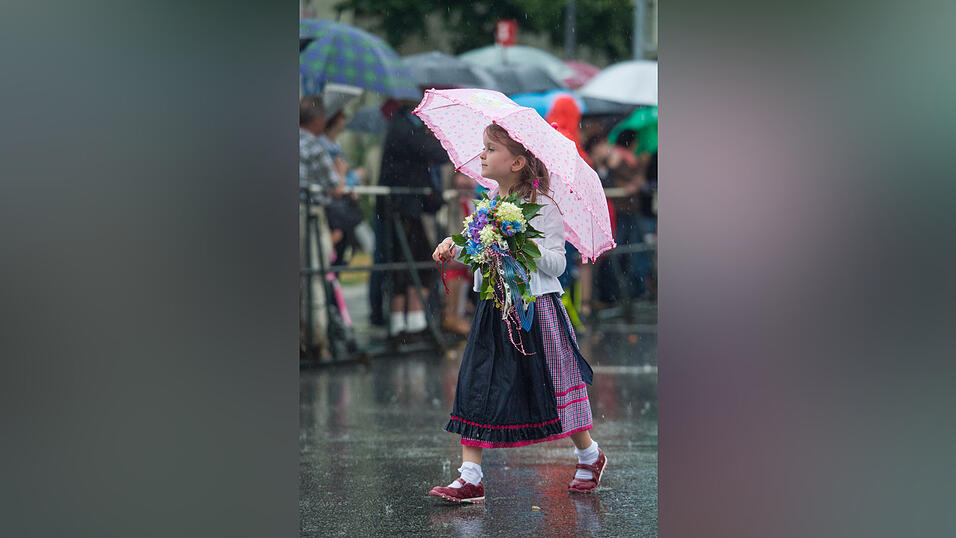 Alle Bilder dazu finden Sie hier.Foto: Mathias AdamBilder vom verregneten Volksfestauszug.