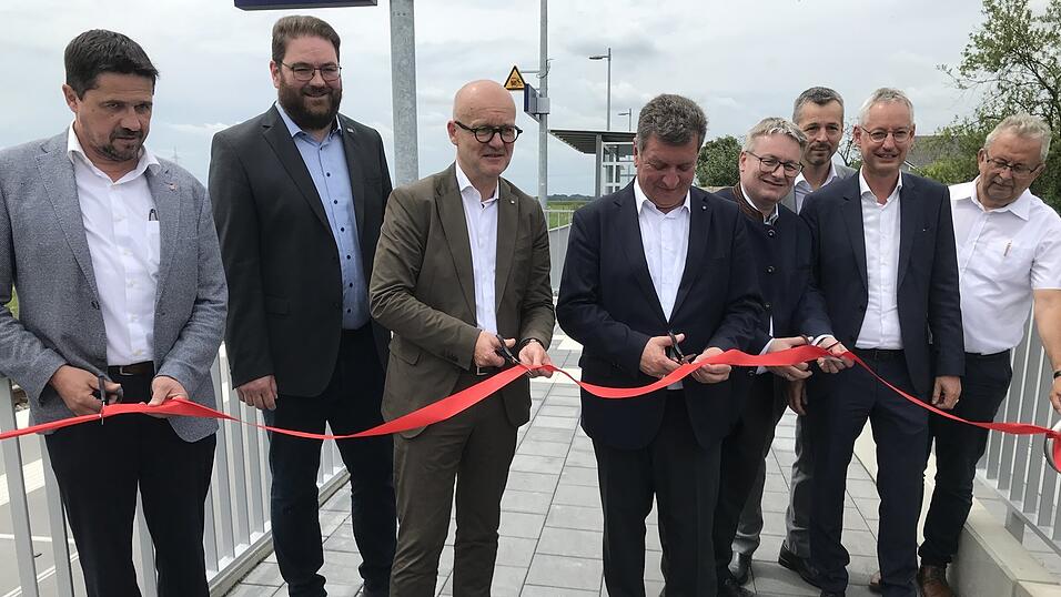 Gaben den neuen Bahnsteig symbolisch frei (v.l.): Bürgermeister Adalbert Hösl, MdL Tobias Beck, DB-Konzernbevollmächtigter Heiko Büttner, Bauminister Christian Bernreiter, MdL Josef Zellmeier, Stefan Niedermeier vom ZVH, Oberbürgermeister Markus Pannermayr und Landrat Josef Laumer. Gaben den neuen Bahnsteig symbolisch frei (v.l.): Bürgermeister Adalbert Hösl, MdL Tobias Beck, DB-Konzernbevollmächtigter Heiko Büttner, Bauminister Christian Bernreiter, MdL Josef Zellmeier, Stefan Niedermeier vom ZVH, Oberbürgermeister Markus Pannermayr und Landrat Josef Laumer.
