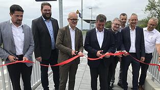 Gaben den neuen Bahnsteig symbolisch frei (v.l.): B&uuml;rgermeister Adalbert H&ouml;sl, MdL Tobias Beck, DB-Konzernbevollm&auml;chtigter Heiko B&uuml;ttner, Bauminister Christian Bernreiter, MdL Josef Zellmeier, Stefan Niedermeier vom ZVH, Oberb&uuml;rgermeister Markus Pannermayr und Landrat Josef Laumer.
