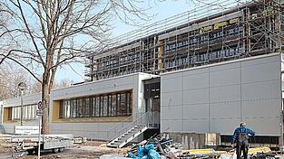 Bis 2017 wurde das Unterrichtsgeb&auml;ude des HLG saniert. Bei den Physiks&auml;len regnet es trotzdem bereits seit Abschluss der Arbeiten durch das Flachdach. Nacharbeiten schaffen nur kurzfristige Abhilfe.