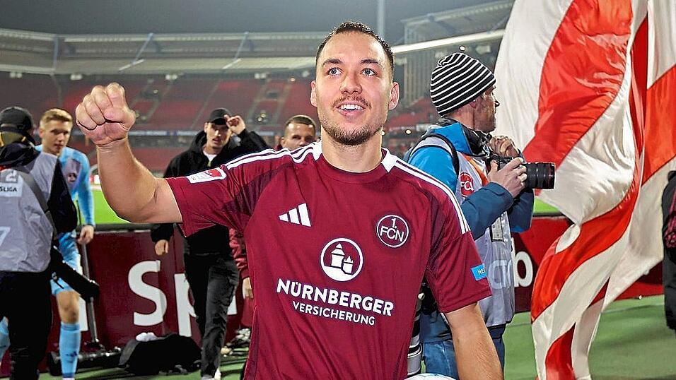 Der Ball als Andenken: Julian Justvan schnürte gegen Jahn Regensburg seinen ersten Hattrick im Profifußball. Der Ball als Andenken: Julian Justvan schnürte gegen Jahn Regensburg seinen ersten Hattrick im Profifußball.
