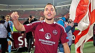 Der Ball als Andenken: Julian Justvan schnürte gegen Jahn Regensburg seinen ersten Hattrick im Profifußball.
