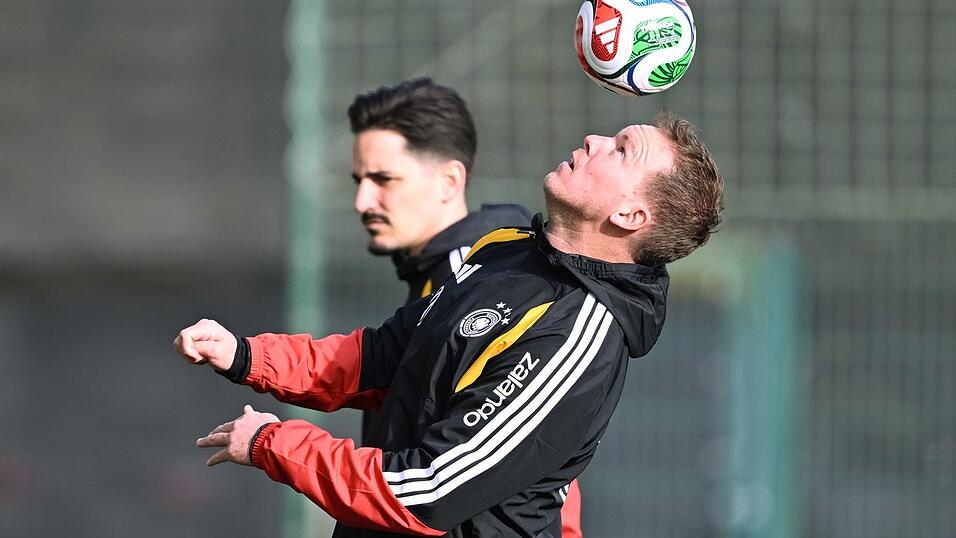 Bundestrainer Nagelsmann jongliert vor dem Training mit einem Ball. Bundestrainer Nagelsmann jongliert vor dem Training mit einem Ball.