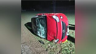 Die Feuerwehr Patersdorf befreite die Person, die bei dem Unfall nur leicht verletzt wurde Die Feuerwehr Patersdorf befreite die Person, die bei dem Unfall nur leicht verletzt wurde