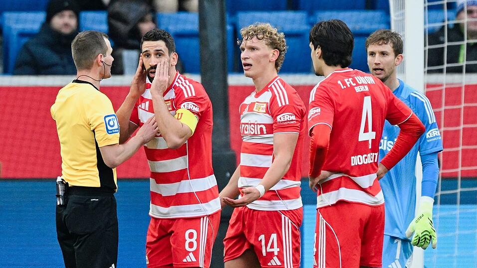 Union-Kapitän Rani Khedira (2.v.l.) : Bestürzt über den von Schiedsrichter Robin Braun gegebenen Elfer. Union-Kapitän Rani Khedira (2.v.l.) : Bestürzt über den von Schiedsrichter Robin Braun gegebenen Elfer.