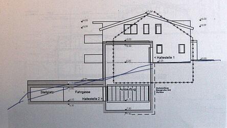 Das soll in Wartenberg das erste Mehrfamilienhaus mit gewaltiger Tiefgarage und Aufzug werden. Die gestrichelte Linie zeigt dabei die alte Planung.