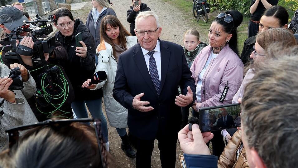 Till Backhaus (SPD), Umweltminister des Landes Mecklenburg-Vorpommern, spricht am Mittwochabend vor Ort auf der Ostseeinsel Poel zu Demonstranten, Aktivisten und Journalisten. Till Backhaus (SPD), Umweltminister des Landes Mecklenburg-Vorpommern, spricht am Mittwochabend vor Ort auf der Ostseeinsel Poel zu Demonstranten, Aktivisten und Journalisten.