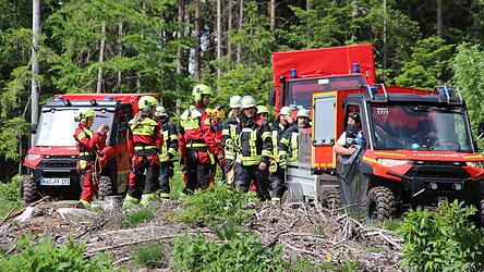 Gel&auml;ndeg&auml;ngige Fahrzeuge wie Unimogs helfen, Waldbrandausr&uuml;stungen auf unwegsamen Wegen schnell zu transportieren.