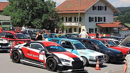 Die Motorsportecke zog magisch alle Blicke auf sich. Hier wurden Rallyewagen von Michael Pfeiffer, Philipp Hausladen und weiteren aktiven Rallyefahrern pr&auml;sentiert.