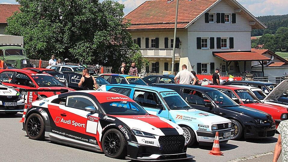 Die Motorsportecke zog magisch alle Blicke auf sich. Hier wurden Rallyewagen von Michael Pfeiffer, Philipp Hausladen und weiteren aktiven Rallyefahrern pr&auml;sentiert.