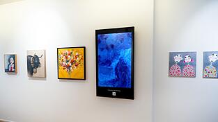 Eines ihrer Bilder ist in der Thomson Gallery in der Schweiz unter dem Titel „Blau was bewegt“ zu sehen. Eines ihrer Bilder ist in der Thomson Gallery in der Schweiz unter dem Titel „Blau was bewegt“ zu sehen.