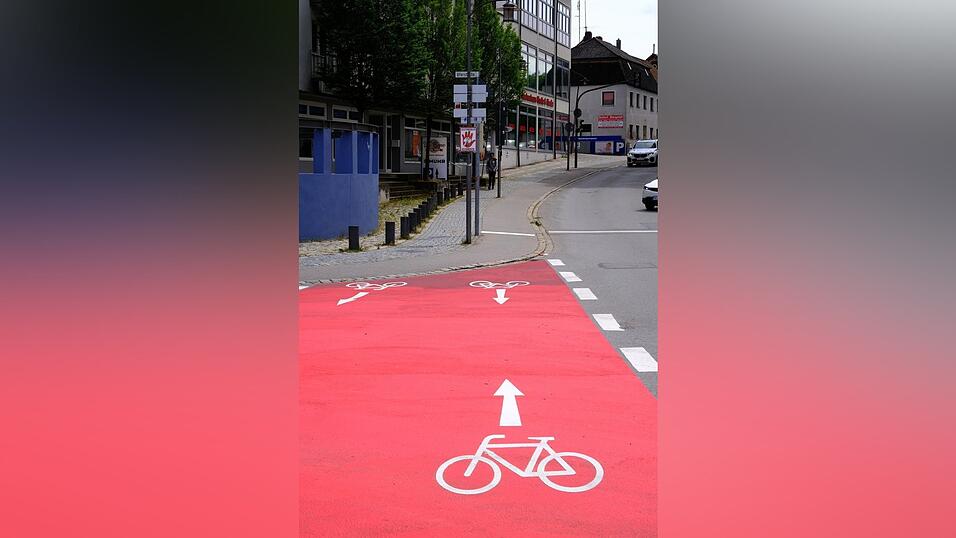 Die Bodenmarkierung erlaubt die Richtung, das Geisterradlerschild nicht.