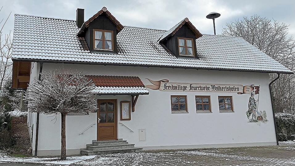 Derzeit ist die Sirene im Attenhofener Ortsteil Walkertshofen noch auf dem Feuerwehrhaus montiert, wird aber jetzt nach einem Beschluss des Gemeinderats auf einen Masten verlegt. Derzeit ist die Sirene im Attenhofener Ortsteil Walkertshofen noch auf dem Feuerwehrhaus montiert, wird aber jetzt nach einem Beschluss des Gemeinderats auf einen Masten verlegt.