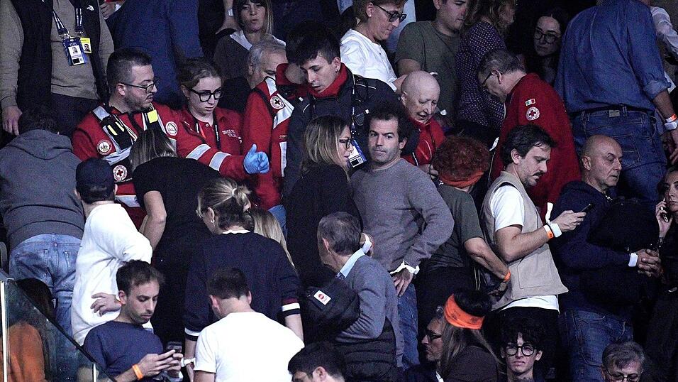 Auf der Tribüne gab es einen medizinischen Zwischenfall Auf der Tribüne gab es einen medizinischen Zwischenfall