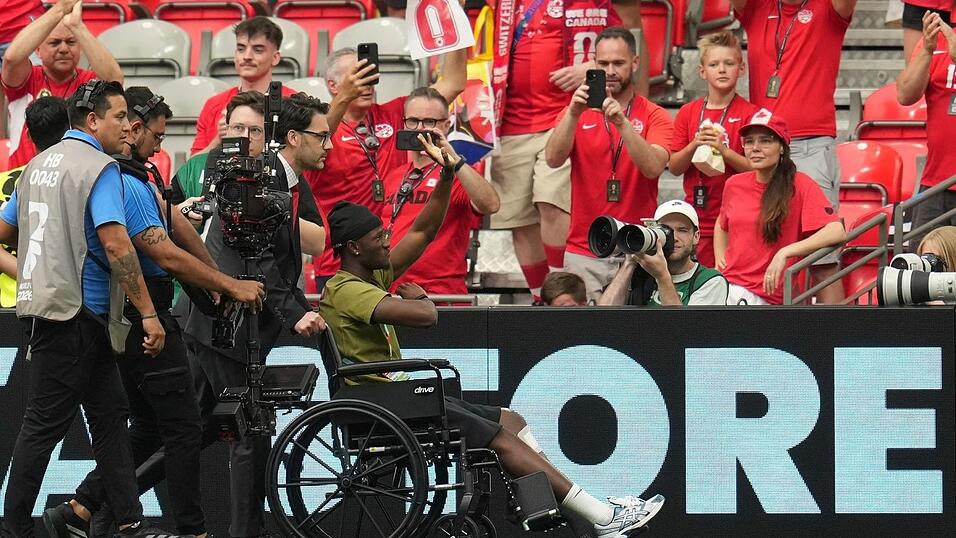 Im Rollstuhl: Kon&eacute; wird im Stadion begr&uuml;&szlig;t.