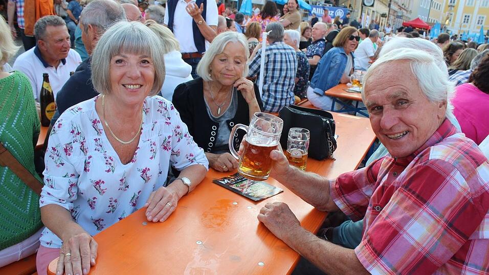 Viele Landshuter genossen ihren Freitagabend auf dem Bismarckplatzfest.