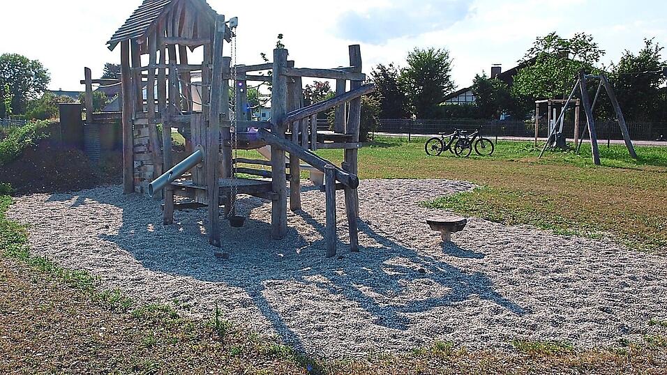 Neues Spielgelände in Peigen - in Zukunft mit Hundekotbeutelspender