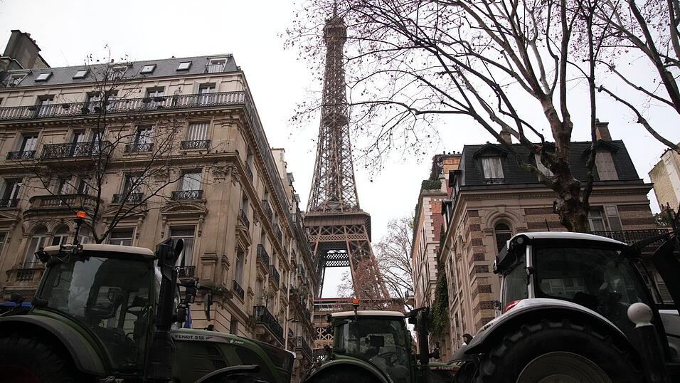 Traktoren stehen am Donnerstag in der N&auml;he des Eiffelturms, w&auml;hrend Landwirte gegen das EU-Mercosur-Freihandelsabkommen protestieren. Viele Landwirte bef&uuml;rchten durch das Freihandelsabkommen Nachteile.