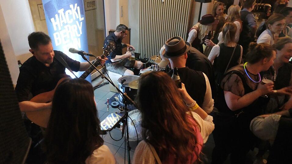 Partykl&auml;nge und z&uuml;nftige Kapellen, f&uuml;r jeden Nachtschw&auml;rmer in Tracht war etwas dabei.