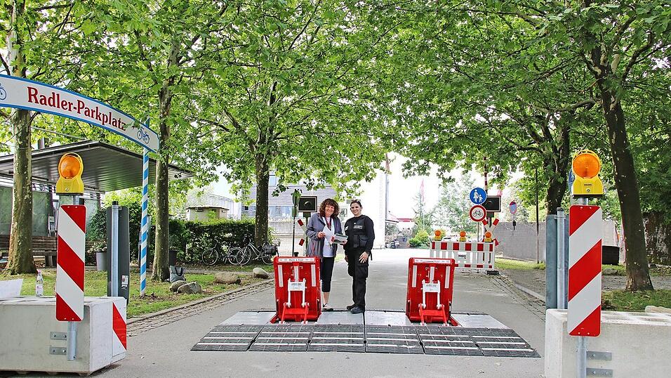 Kulturamtsleiterin Sabine Saxinger (l.) und Sarah Kaim vom Sicherheitsdienst an der Straßensperre am Eingang am Dieter-Görlitz-Platz, die nur mit einem Berechtigungsschein passiert werden kann. Kulturamtsleiterin Sabine Saxinger (l.) und Sarah Kaim vom Sicherheitsdienst an der Straßensperre am Eingang am Dieter-Görlitz-Platz, die nur mit einem Berechtigungsschein passiert werden kann.