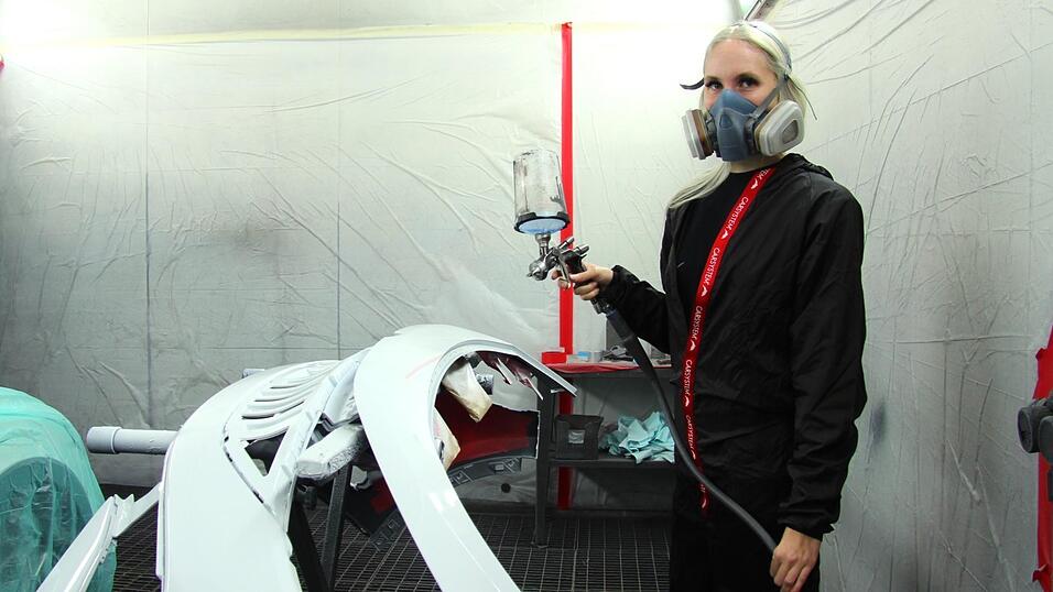 Von wegen Männerdomäne: Elena Artmann startet als Fahrzeuglackiererin richtig durch. Jetzt will die 22-Jährige sogar den deutschen Meistertitel nach Straubing holen.