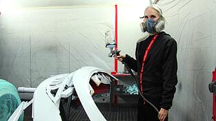 Von wegen Männerdomäne: Elena Artmann startet als Fahrzeuglackiererin richtig durch. Jetzt will die 22-Jährige sogar den deutschen Meistertitel nach Straubing holen.