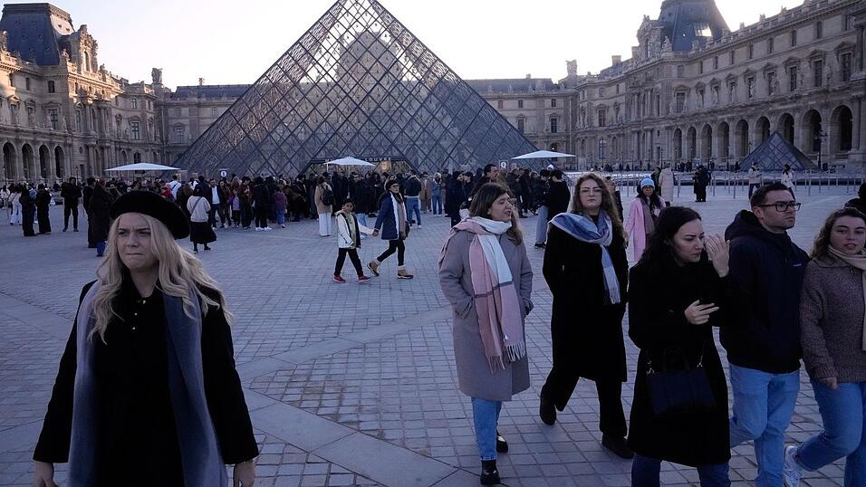 Besucher des Louvre haben am Morgen vor verschlossenen Türen gestanden. Besucher des Louvre haben am Morgen vor verschlossenen Türen gestanden.