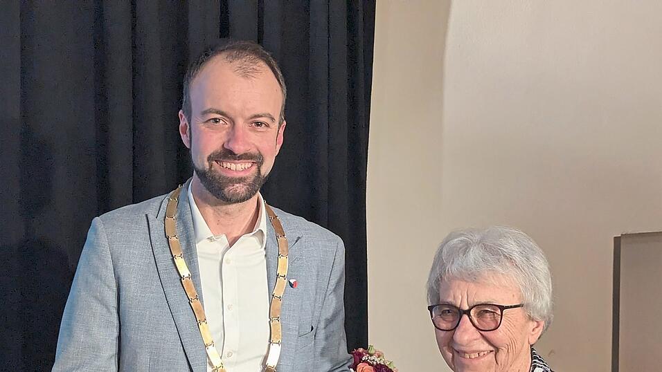 Bürgermeister Sebastian Stanglmaier ehrte Brigitte Burger für ihr jahrelanges Engagement. Bürgermeister Sebastian Stanglmaier ehrte Brigitte Burger für ihr jahrelanges Engagement.